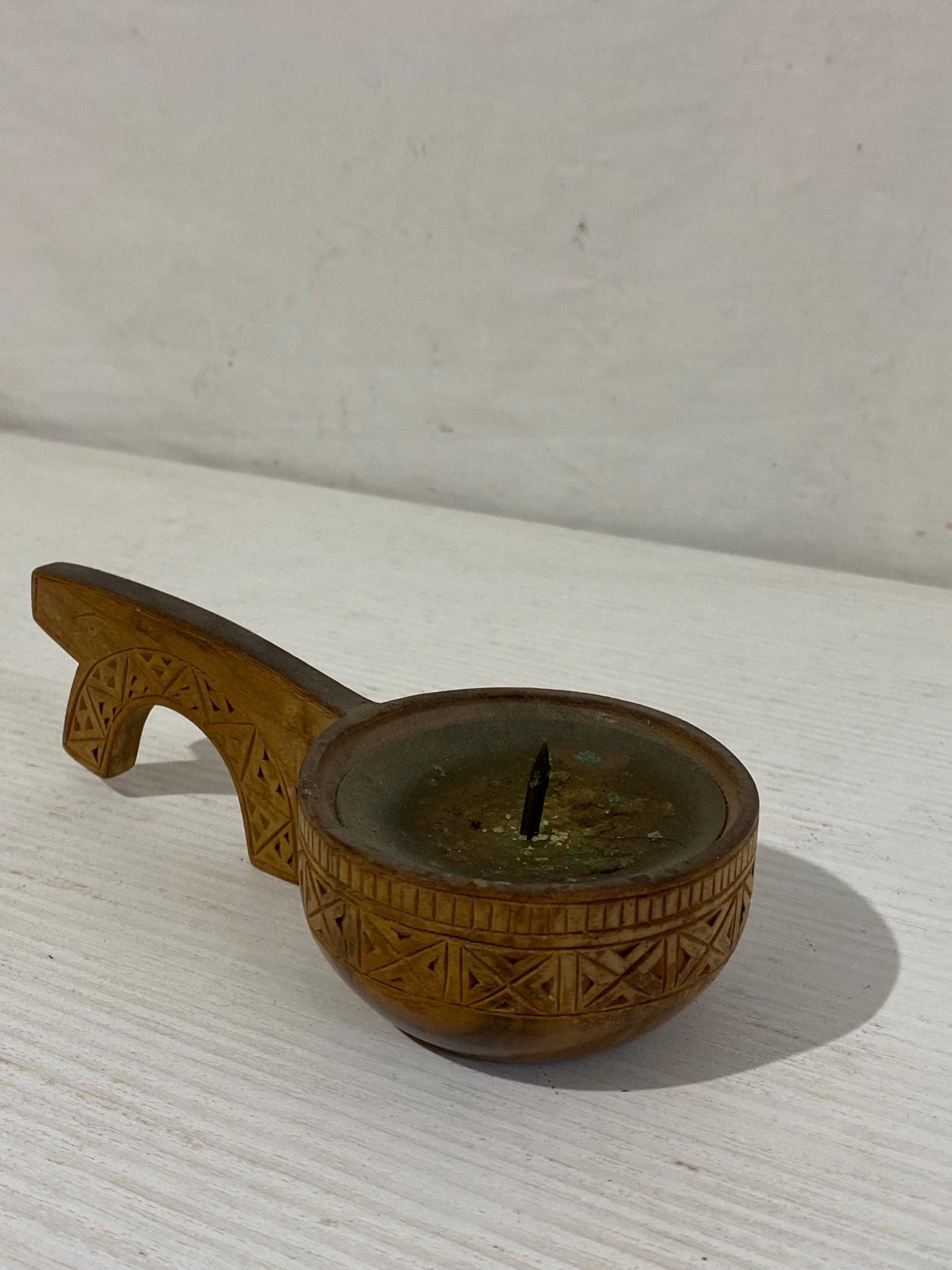 Portacandela Vintage in Legno Intagliato con Motivo Geometrico - 15,5x7x5 cm