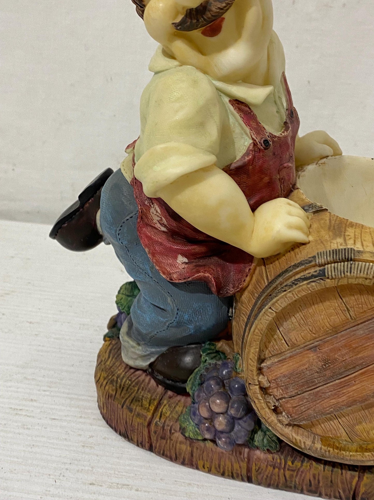 Portabottiglie in Resina Vintage - Contadino con Botte e Uva 23x21x13 cm