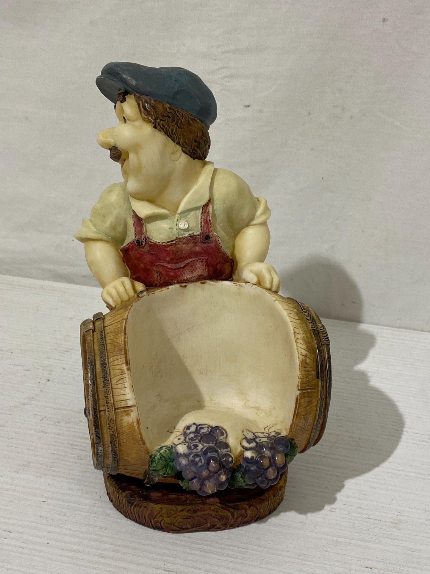 Portabottiglie in Resina Vintage - Contadino con Botte e Uva 23x21x13 cm