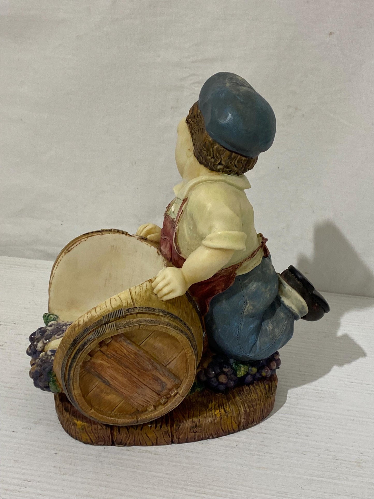 Portabottiglie in Resina Vintage - Contadino con Botte e Uva 23x21x13 cm