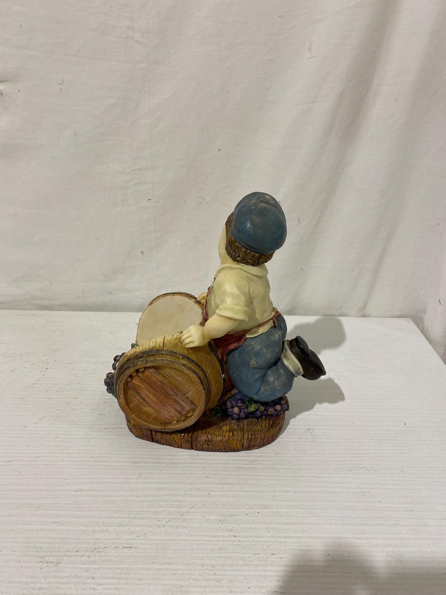 Portabottiglie in Resina Vintage - Contadino con Botte e Uva 23x21x13 cm