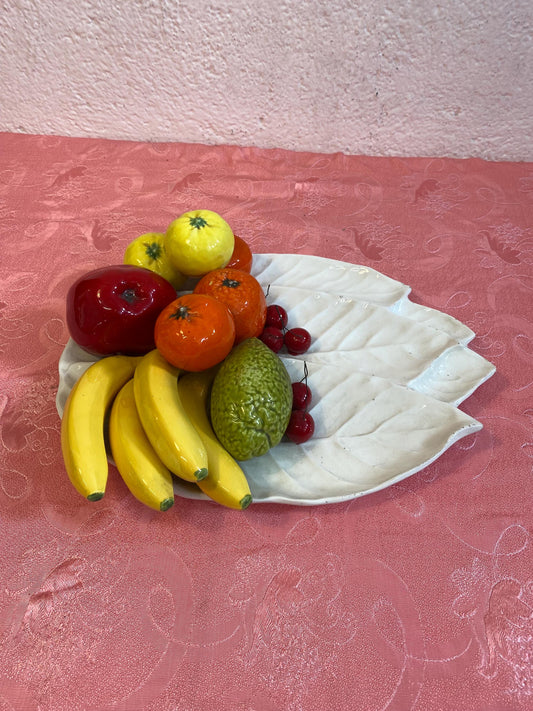 Piatto da Portata in Ceramica Vintage a Forma di Foglia con Frutta Decorativa Fatta a Mano - Made in Italy (38x31x11 cm)