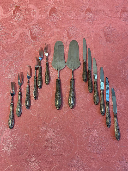 Set Vintage Posate da Dolce in Argento Inciso  14 Pezzi Eleganti con Manico Cesellato