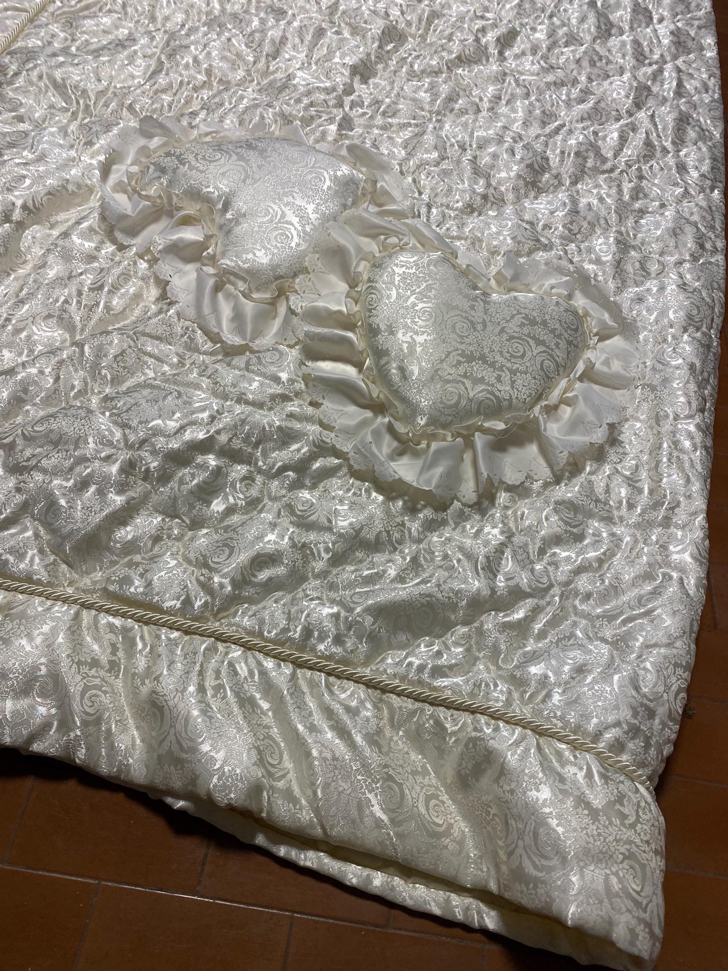 Trapunta Matrimoniale Vintage "Katia" 240x260 cm con Volant e Pizzo, 2 Cuscini Arredo Inclusi