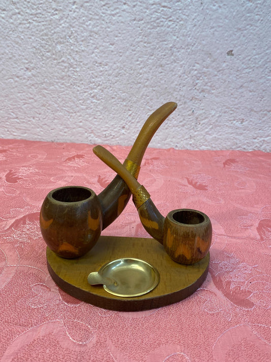 Set Decorativo Anni '60 con 2 Pipe Artigianali Italiane, Posacenere in Ottone e Base in Legno - Centrotavola Vintage