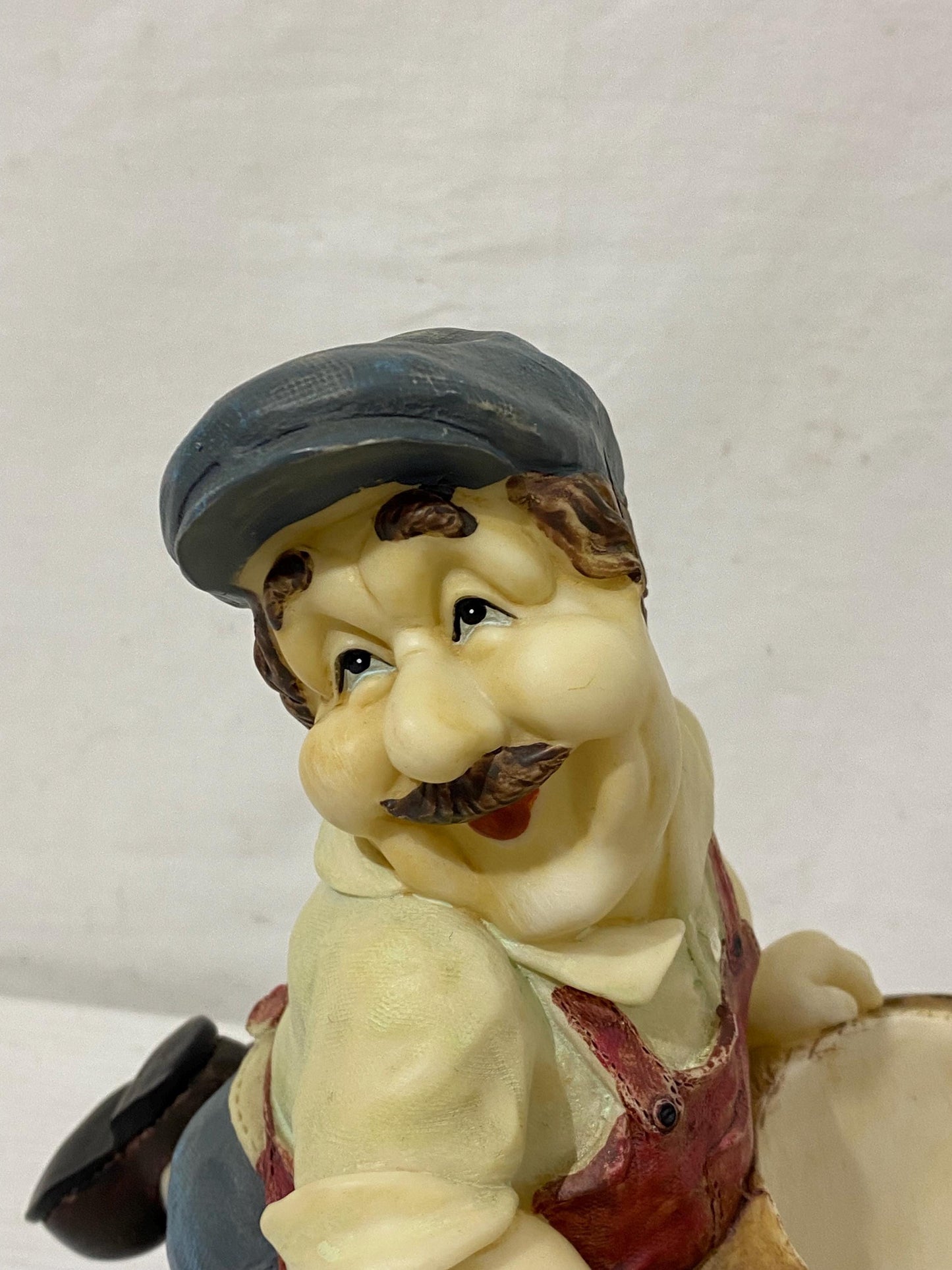 Portabottiglie in Resina Vintage - Contadino con Botte e Uva 23x21x13 cm