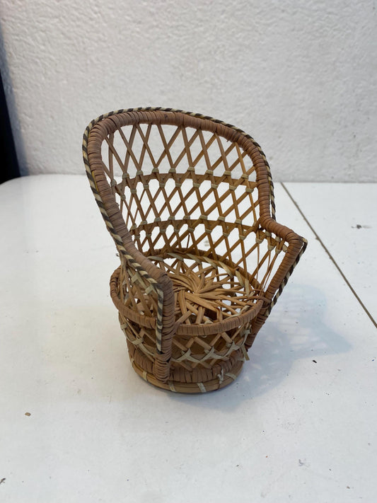Sedia Miniatura in Vimini per Bambole, Vintage, 16x13x9 cm, Fatto a Mano per Collezionisti o Decorazioni