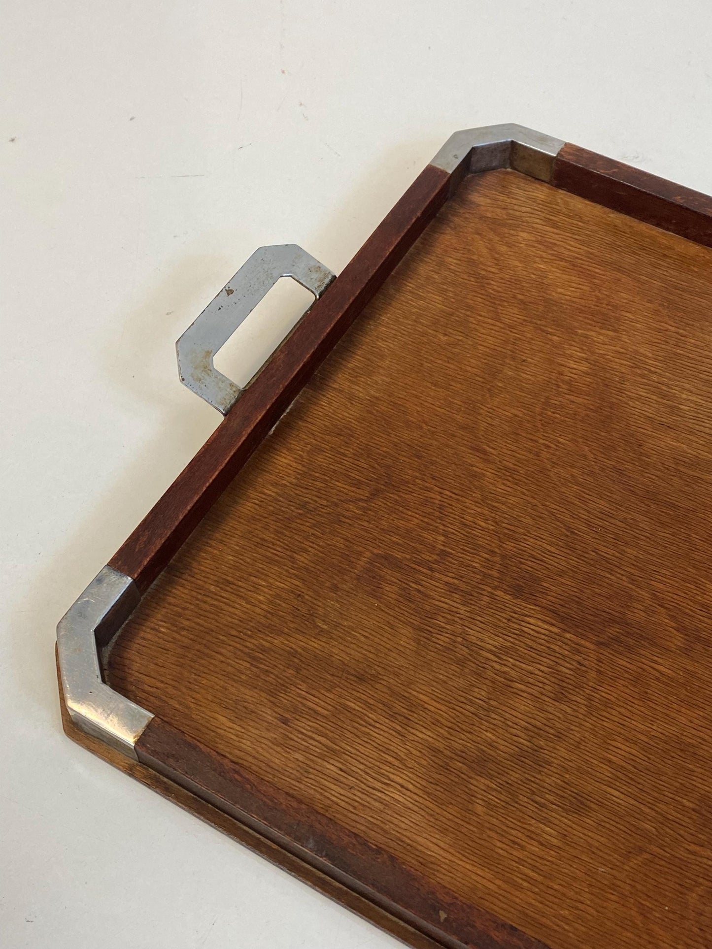 Vassoio vintage in legno con angoli e manici in metallo  Stile retrò elegante (47x29 cm)