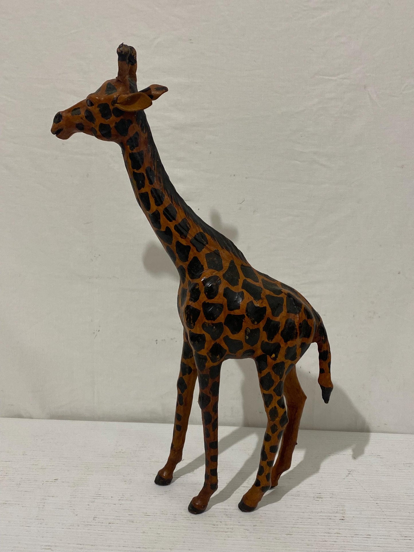 Figurina di giraffa vintage in pelle, scultura moderna di metà secolo dipinta a mano da 18,9", arredamento per la casa in stile safari