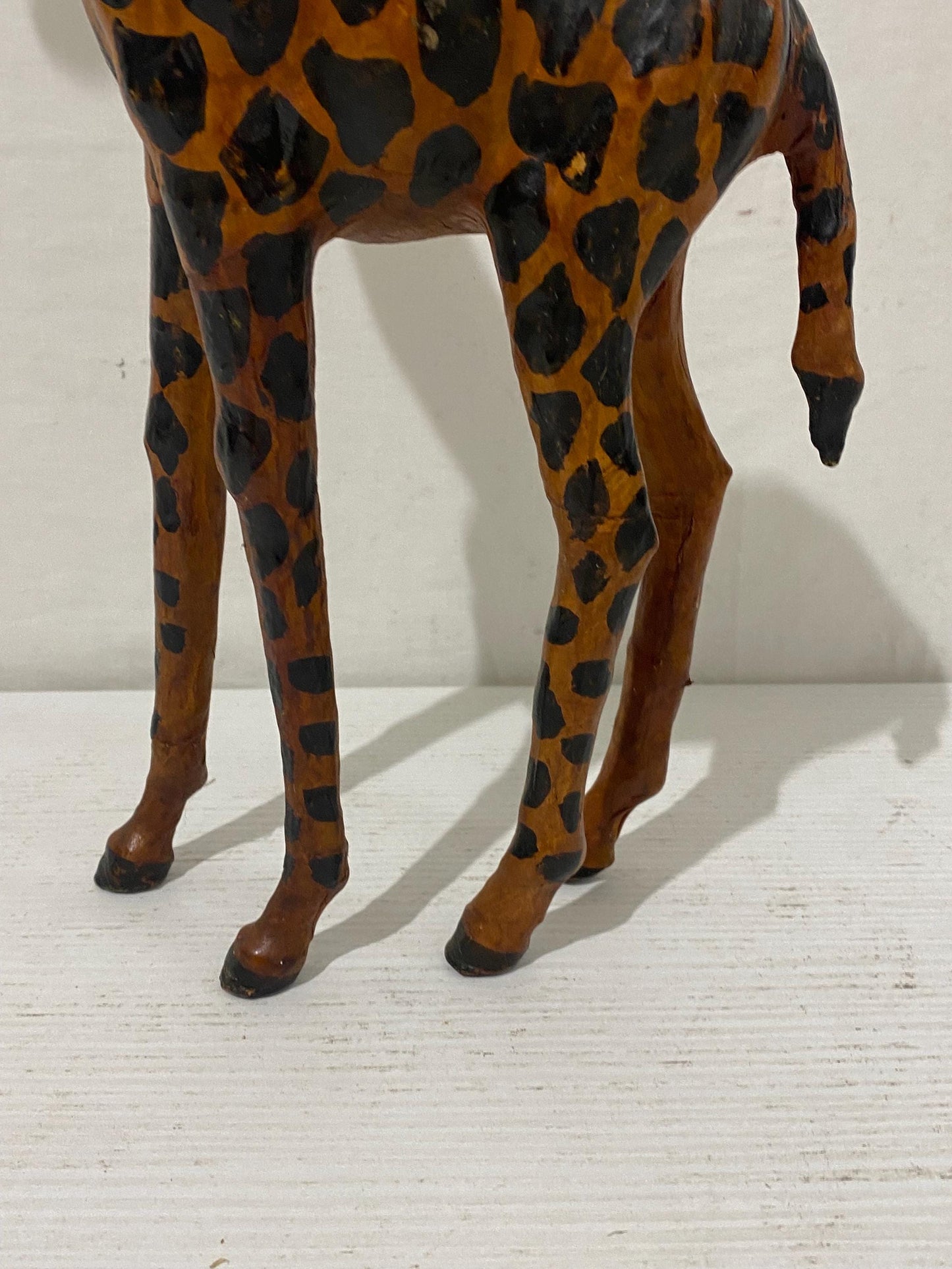 Figurina di giraffa vintage in pelle, scultura moderna di metà secolo dipinta a mano da 18,9", arredamento per la casa in stile safari