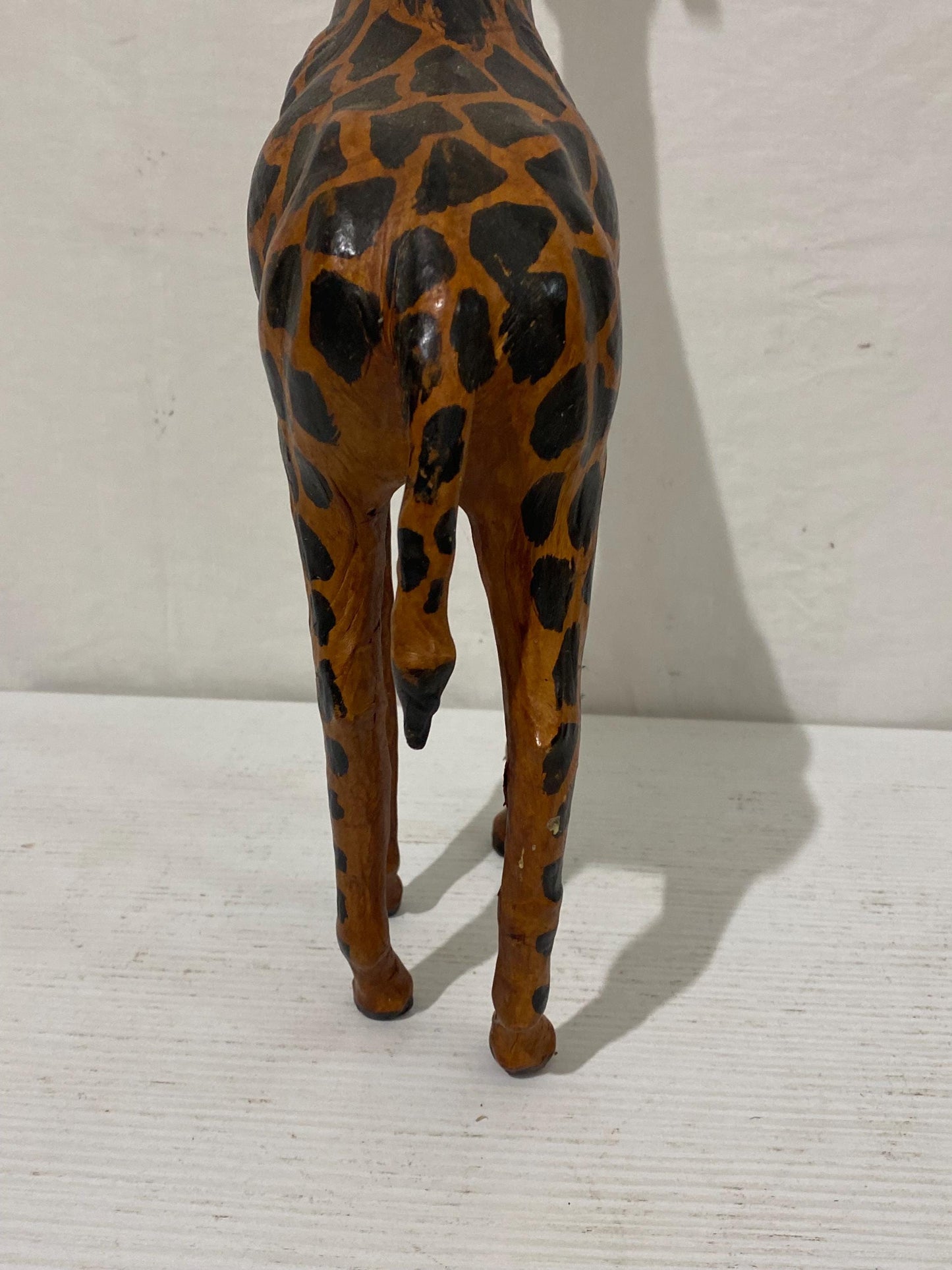 Figurina di giraffa vintage in pelle, scultura moderna di metà secolo dipinta a mano da 18,9", arredamento per la casa in stile safari