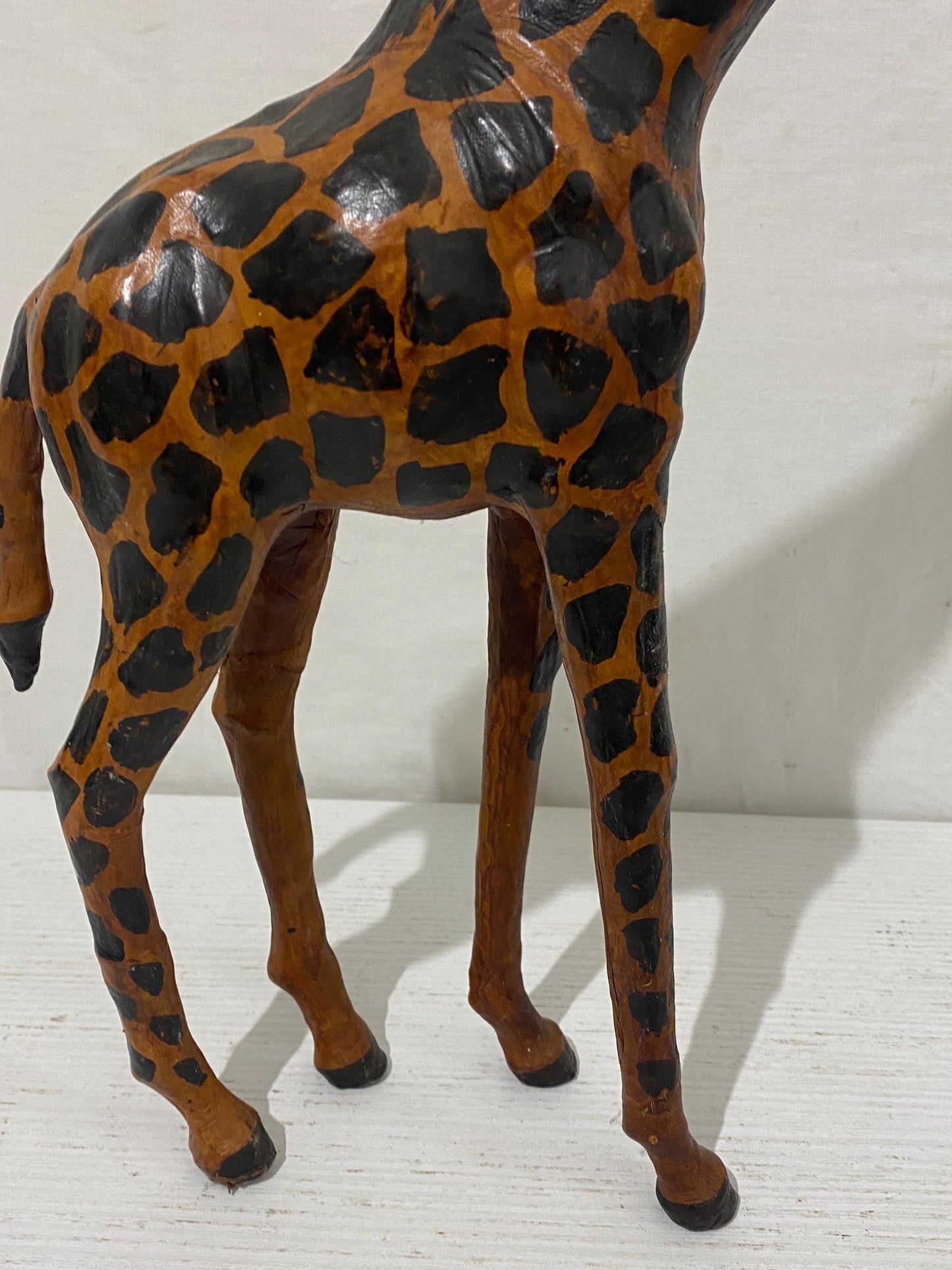 Figurina di giraffa vintage in pelle, scultura moderna di metà secolo dipinta a mano da 18,9", arredamento per la casa in stile safari