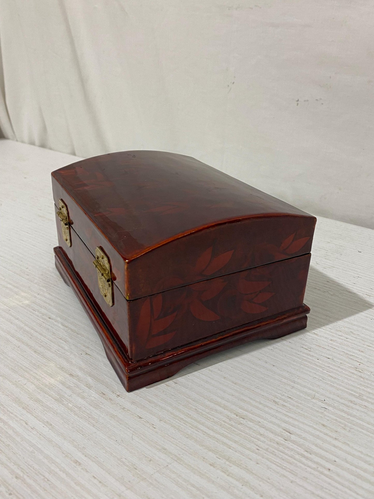 Scatola Portagioie Vintage con Carillon Funzionante - Elegante Legno Laccato e Tessuto Rosso (16x13x9 cm) - Regalo Rétro