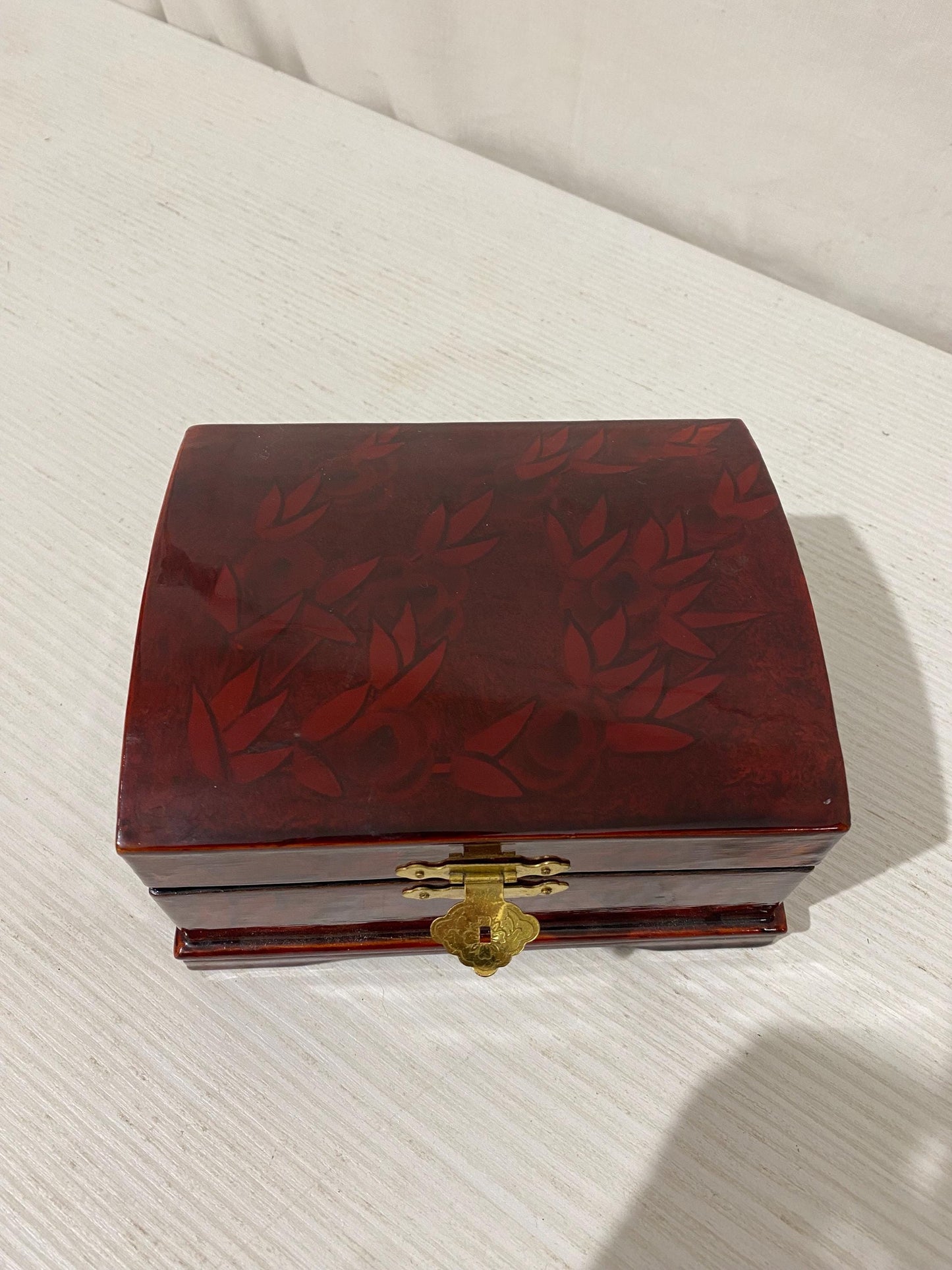 Scatola Portagioie Vintage con Carillon Funzionante - Elegante Legno Laccato e Tessuto Rosso (16x13x9 cm) - Regalo Rétro