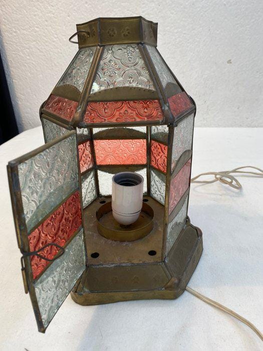 Lampada Marocchina in Ottone e Vetri Colorati - Lanterna Orientale da Tavolo o Comodino - Design Arabo con Sportello Apribile (27x19x19 cm)