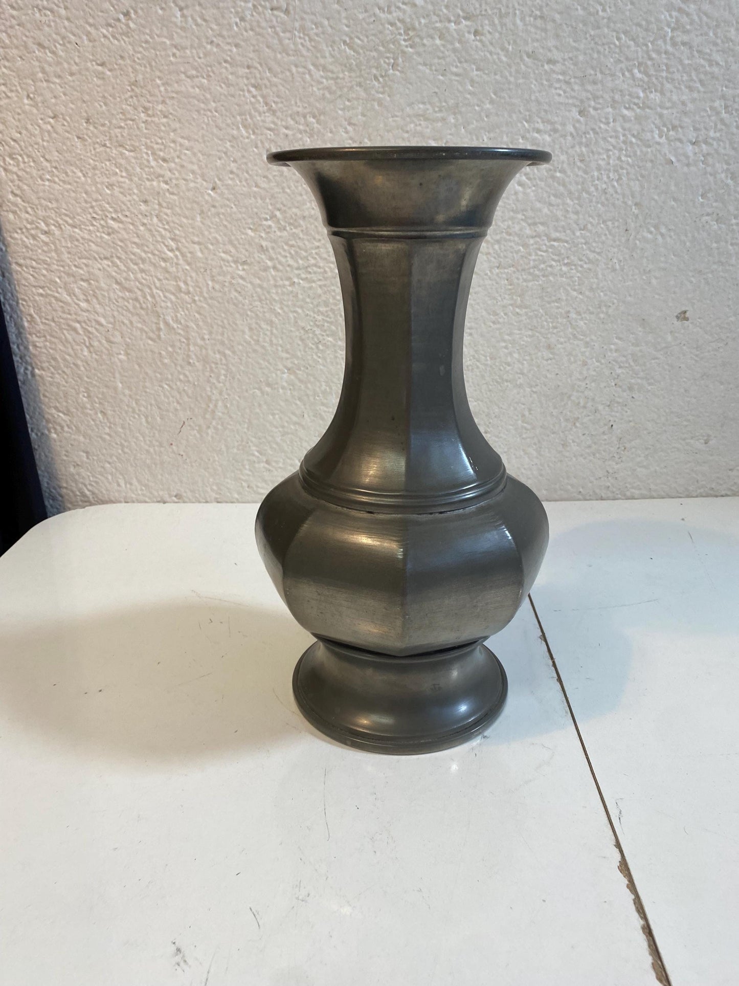 Vaso in peltro vecchio vintage inciso, altezza 35,5 cm, larghezza 20 cm  Elegante design classico