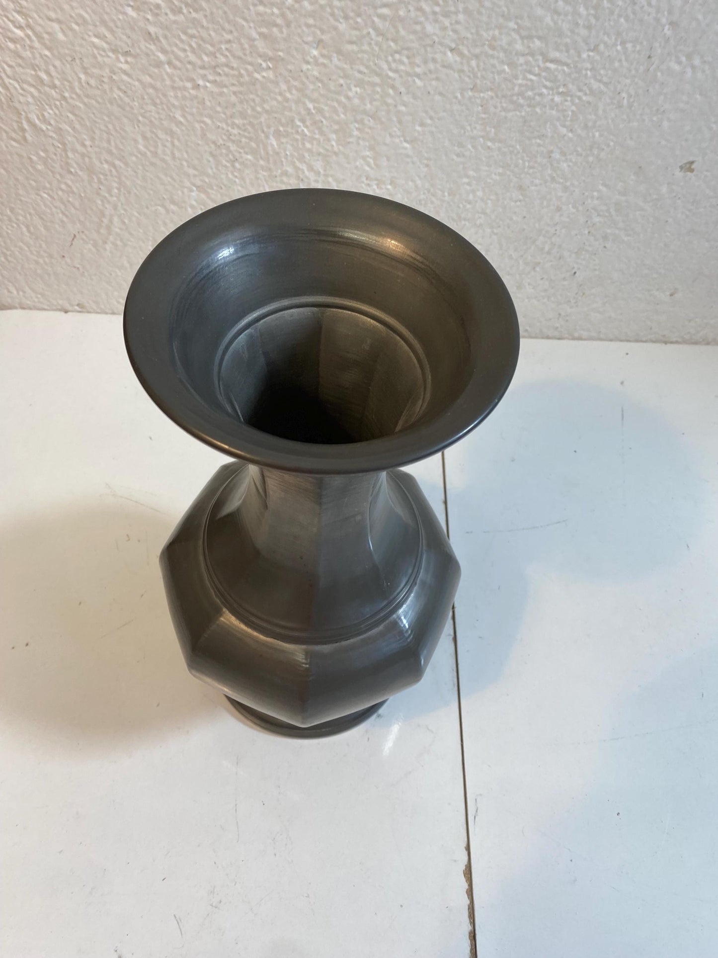 Vaso in peltro vecchio vintage inciso, altezza 35,5 cm, larghezza 20 cm  Elegante design classico