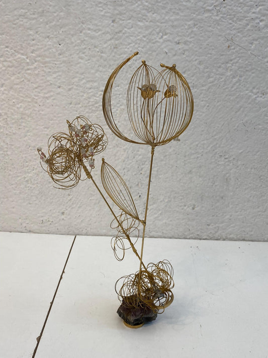 Scultura floreale vintage in filo di ottone con base in ametista, decorazione artistica 36x19x10 cm, design elegante per interni