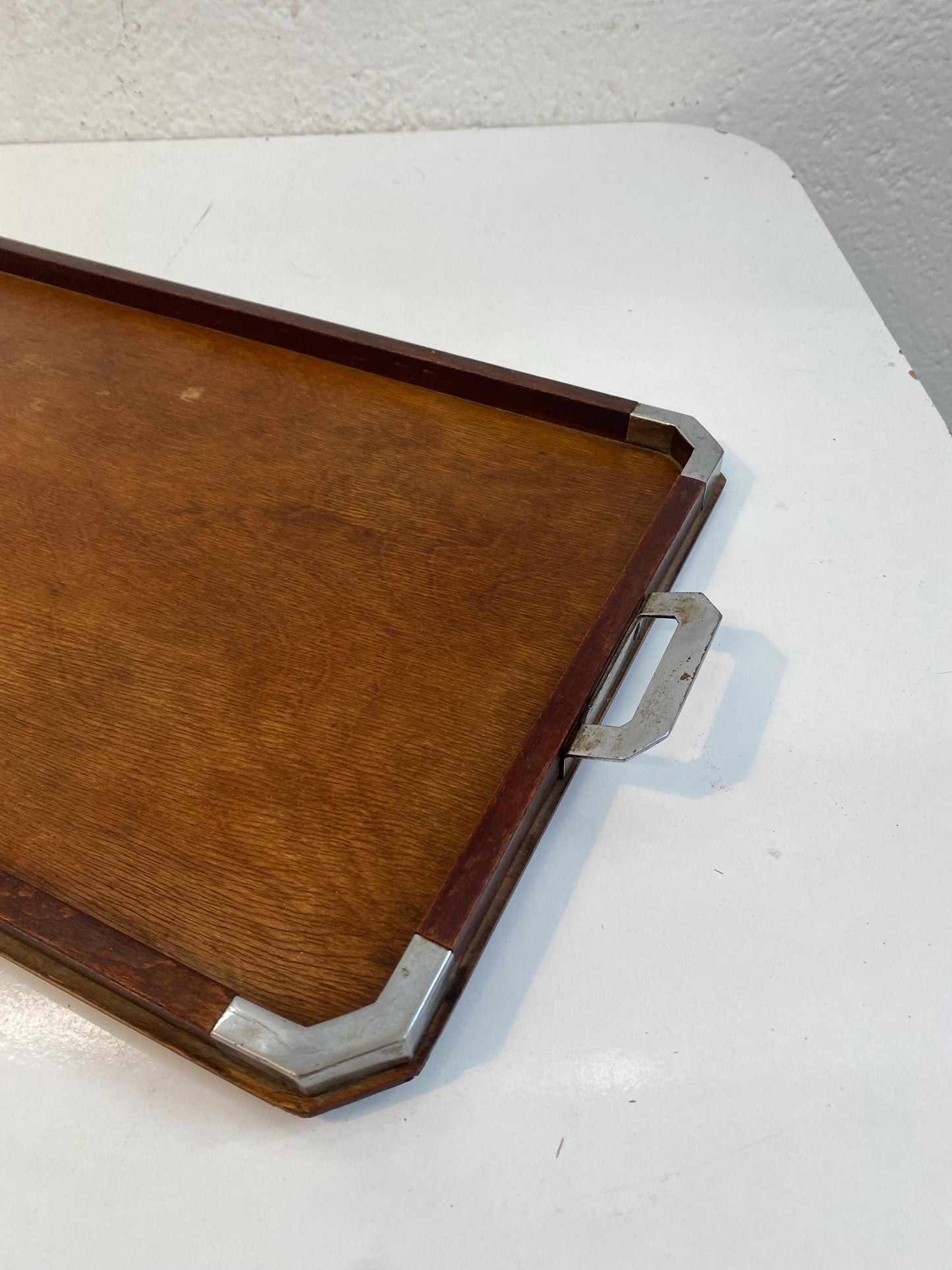 Vassoio vintage in legno con angoli e manici in metallo  Stile retrò elegante (47x29 cm)