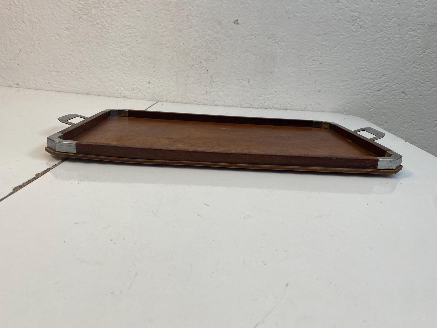 Vassoio vintage in legno con angoli e manici in metallo  Stile retrò elegante (47x29 cm)