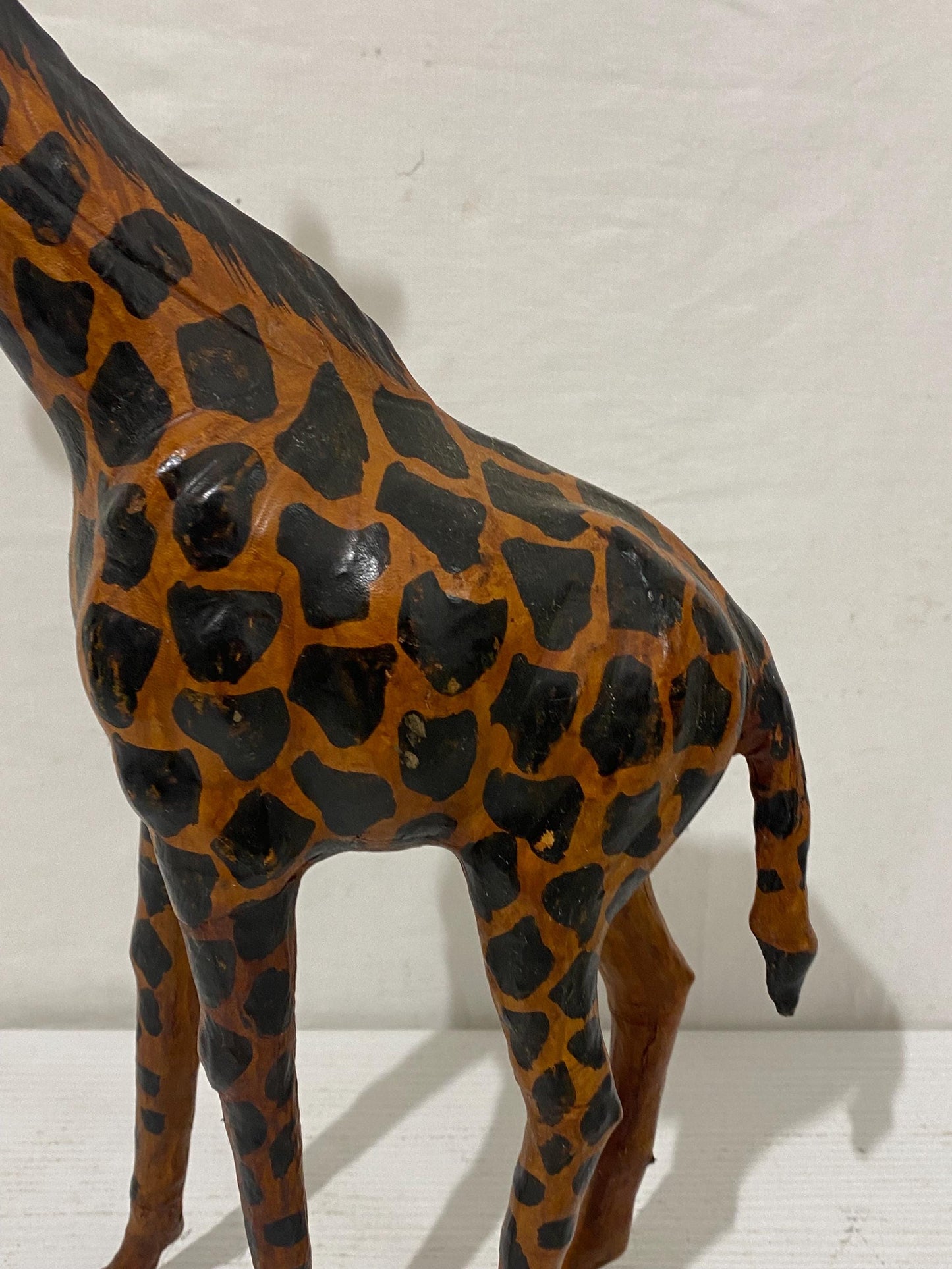 Figurina di giraffa vintage in pelle, scultura moderna di metà secolo dipinta a mano da 18,9", arredamento per la casa in stile safari