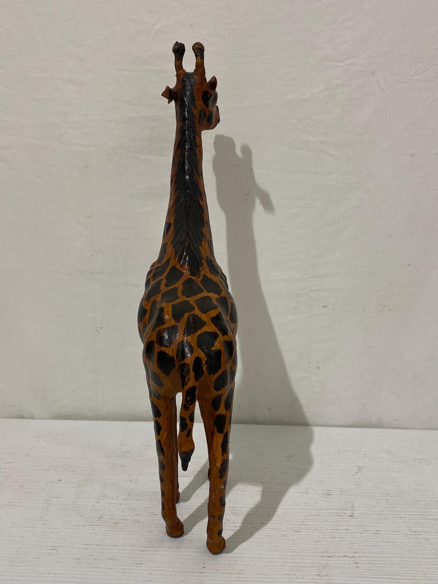 Figurina di giraffa vintage in pelle, scultura moderna di metà secolo dipinta a mano da 18,9", arredamento per la casa in stile safari