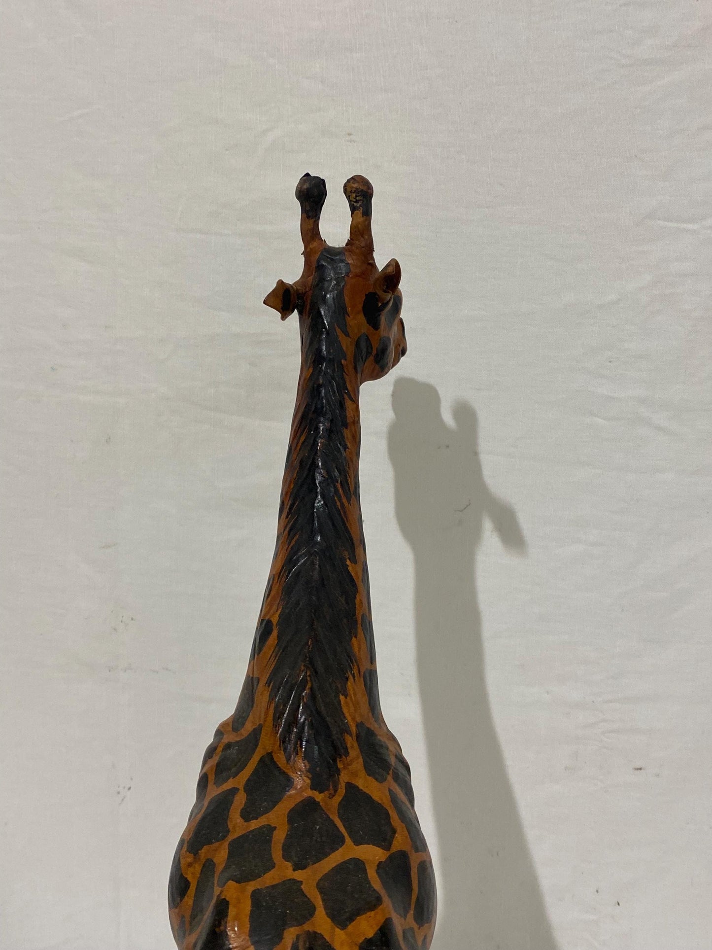 Figurina di giraffa vintage in pelle, scultura moderna di metà secolo dipinta a mano da 18,9", arredamento per la casa in stile safari