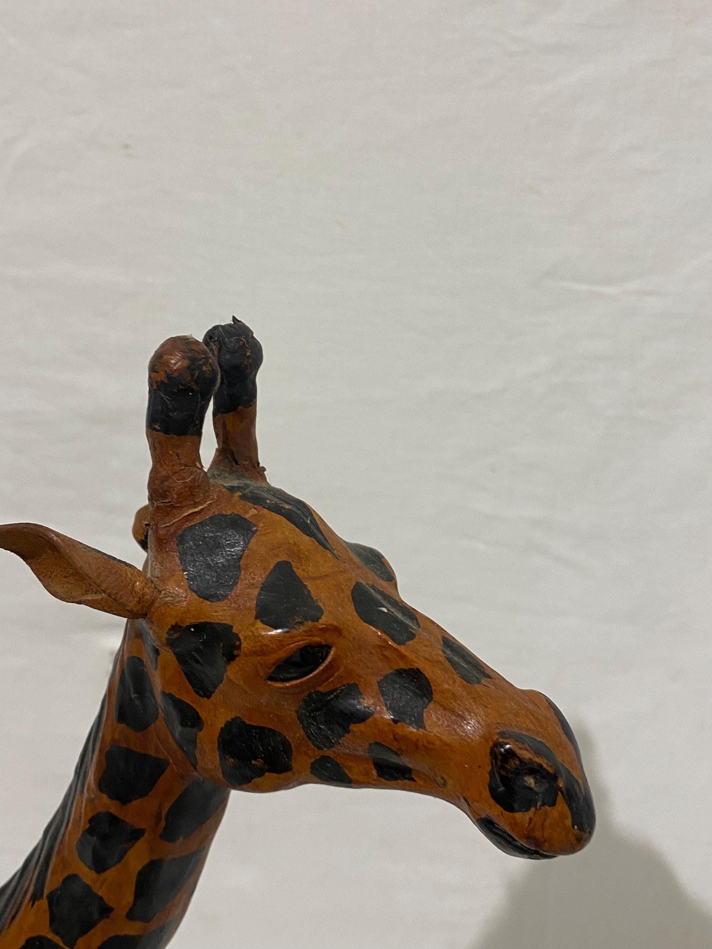 Figurina di giraffa vintage in pelle, scultura moderna di metà secolo dipinta a mano da 18,9", arredamento per la casa in stile safari