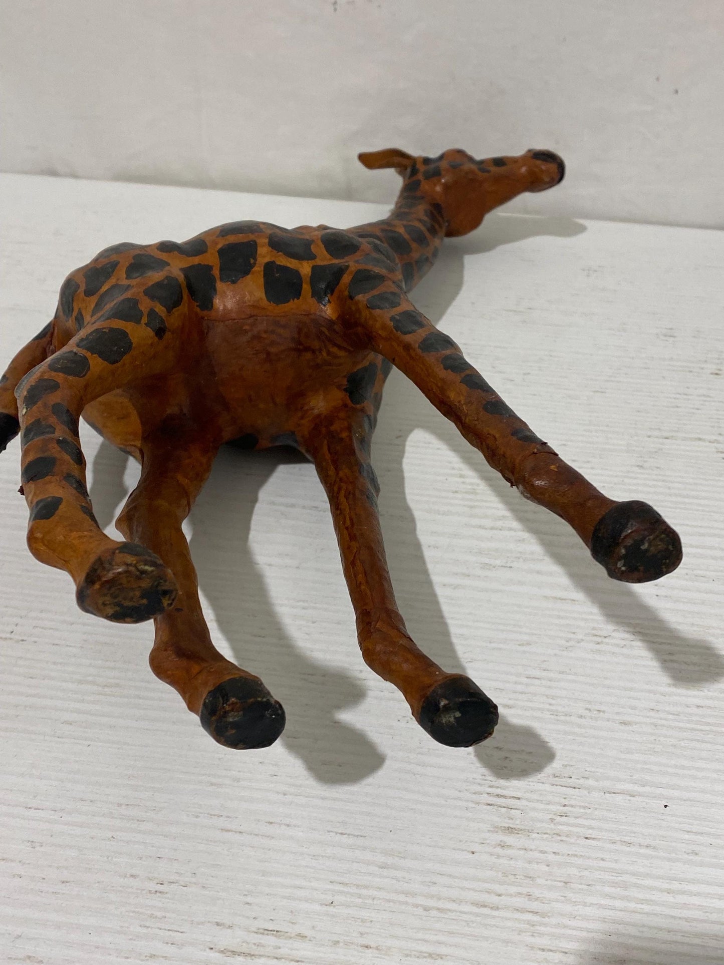 Figurina di giraffa vintage in pelle, scultura moderna di metà secolo dipinta a mano da 18,9", arredamento per la casa in stile safari