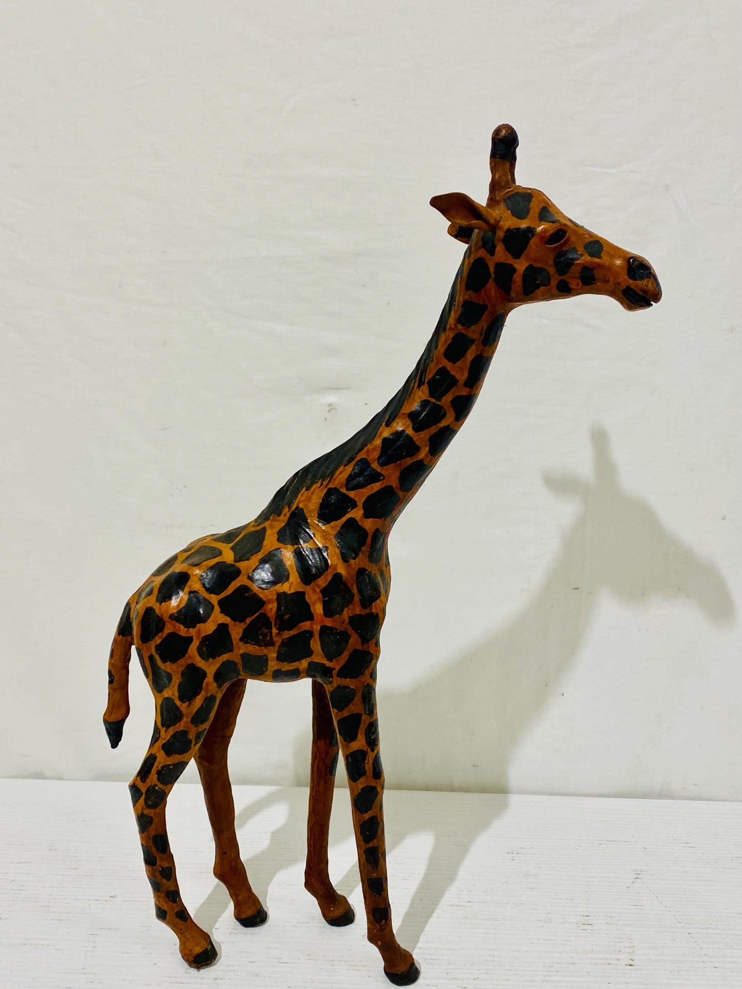 Figurina di giraffa vintage in pelle, scultura moderna di metà secolo dipinta a mano da 18,9", arredamento per la casa in stile safari