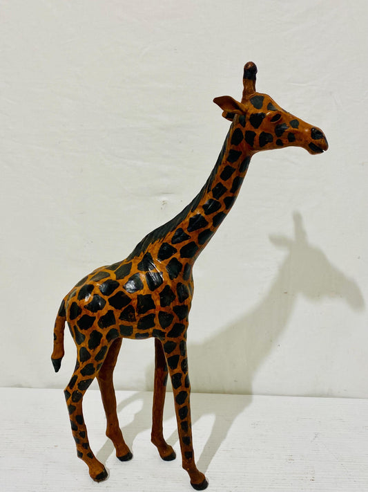 Figurina di giraffa vintage in pelle, scultura moderna di metà secolo dipinta a mano da 18,9", arredamento per la casa in stile safari