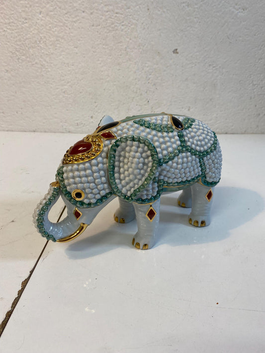 Elefante in ceramica decorata 15,5x25x12 cm  Portafortuna con dettagli dorati simili a pietre preziose