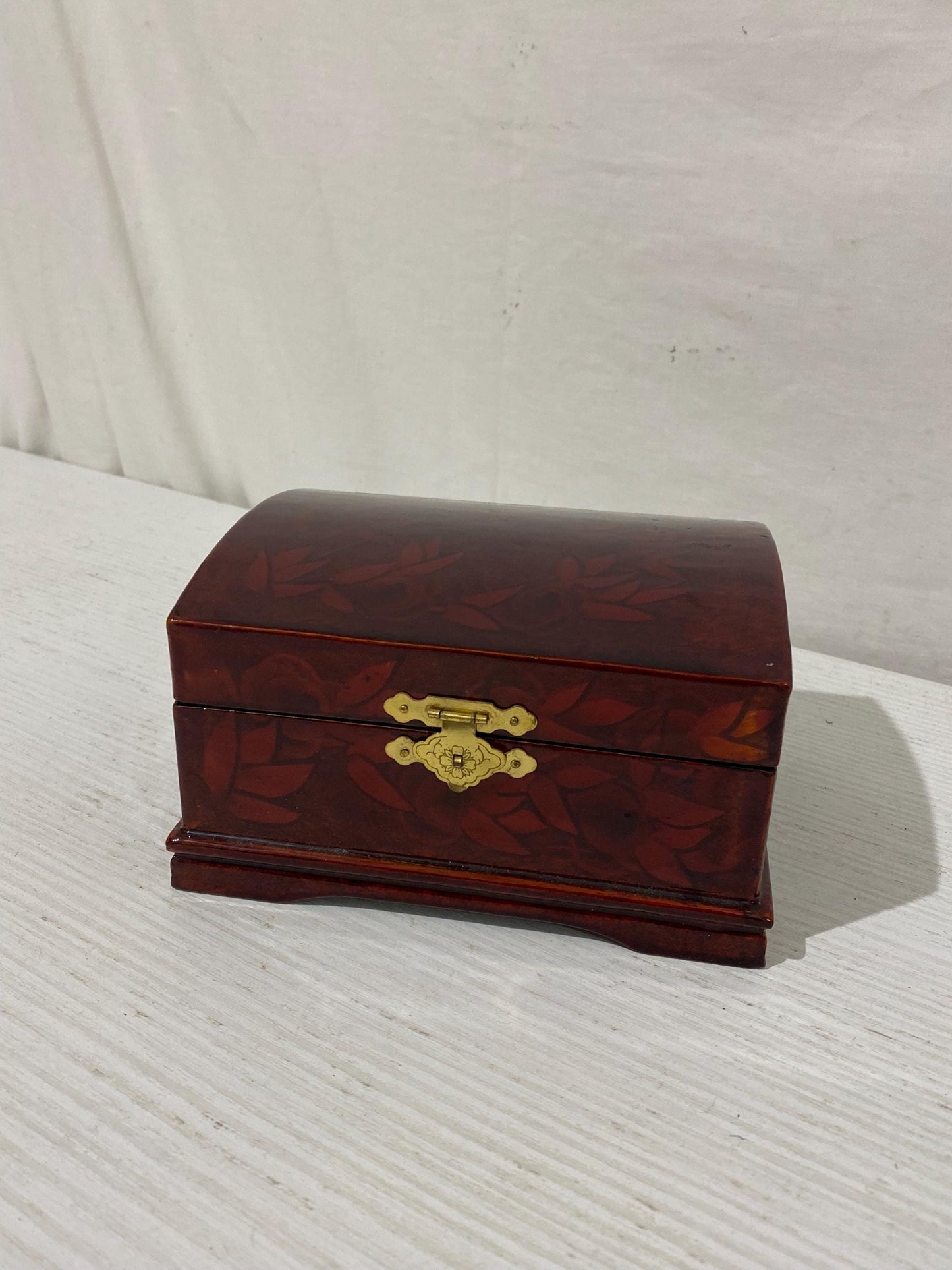 Scatola Portagioie Vintage con Carillon Funzionante - Elegante Legno Laccato e Tessuto Rosso (16x13x9 cm) - Regalo Rétro