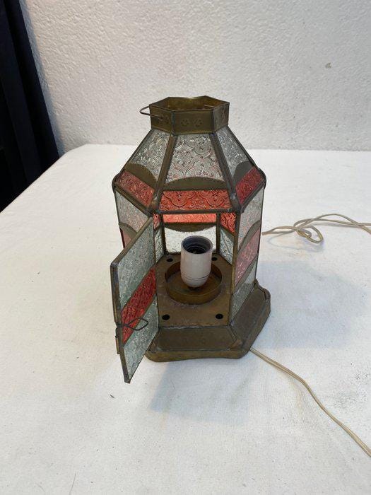 Lampada Marocchina in Ottone e Vetri Colorati - Lanterna Orientale da Tavolo o Comodino - Design Arabo con Sportello Apribile (27x19x19 cm)