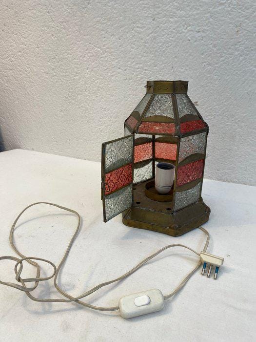 Lampada Marocchina in Ottone e Vetri Colorati - Lanterna Orientale da Tavolo o Comodino - Design Arabo con Sportello Apribile (27x19x19 cm)