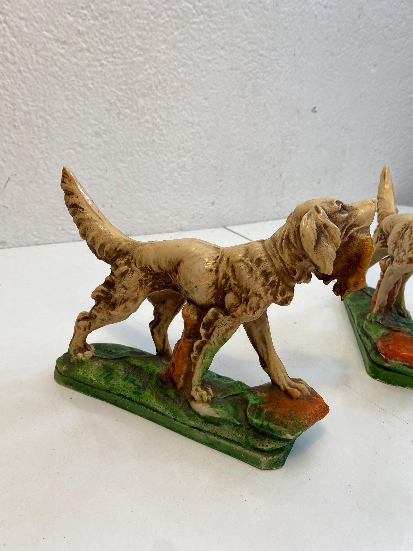Coppia di Statuette figure Vintage Setter Inglese in Resina Dipinta a Mano  17x21x6 cm