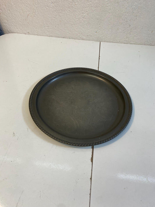 Vassoio vintage in peltro inciso Ø33 cm made in Italy, elegante per decorazione o servizio