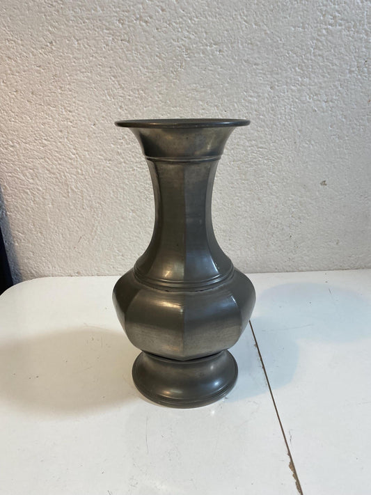 Vaso in peltro vecchio vintage inciso, altezza 35,5 cm, larghezza 20 cm  Elegante design classico