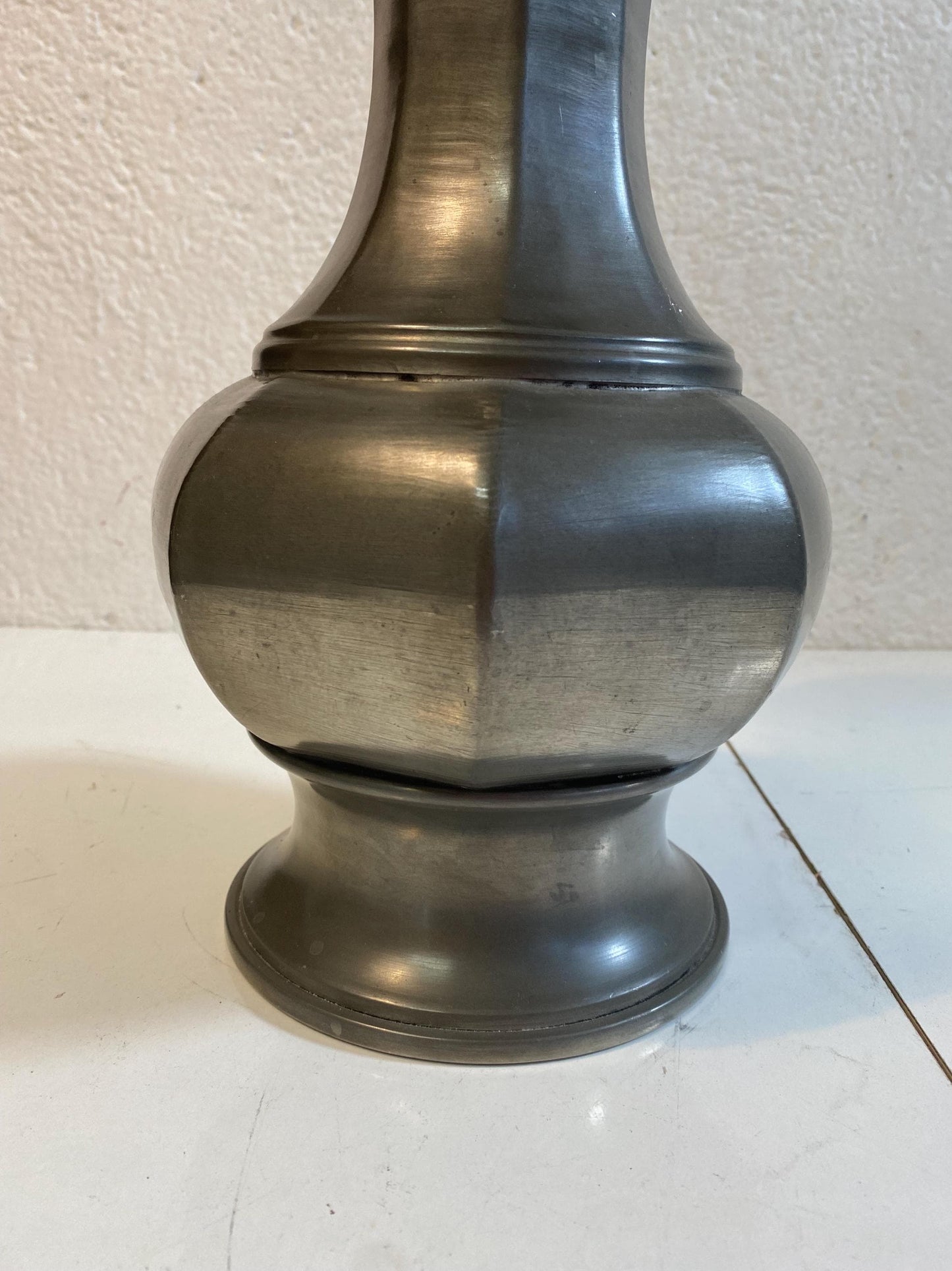 Vaso in peltro vecchio vintage inciso, altezza 35,5 cm, larghezza 20 cm  Elegante design classico