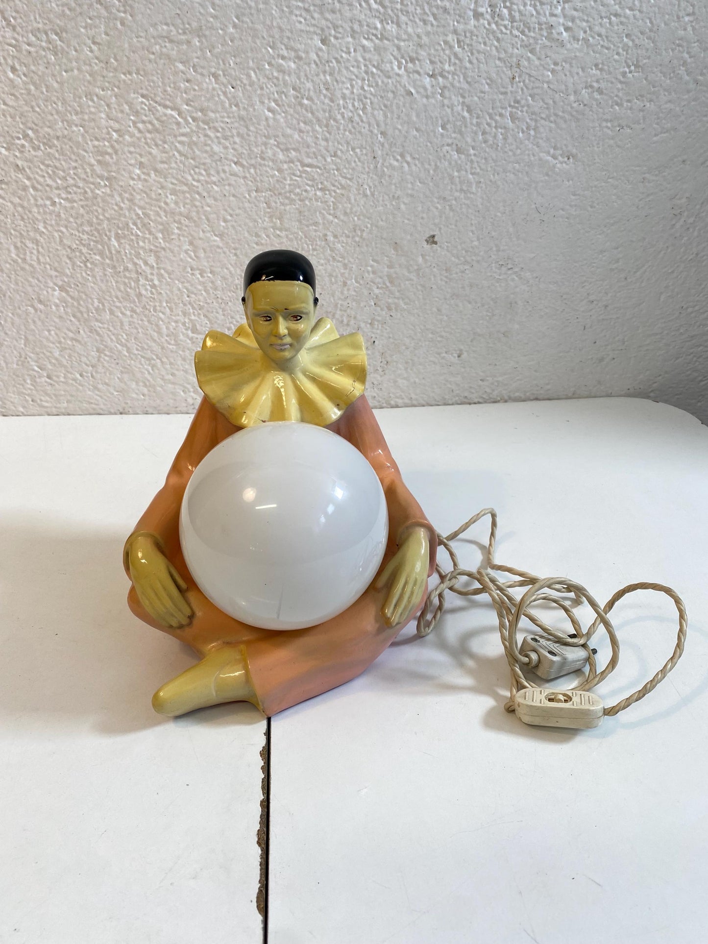Lampada vintage Pierrot in ceramica con sfera luminosa  26x22 cm  Lampada da tavolo anni 60 stile Art Deco