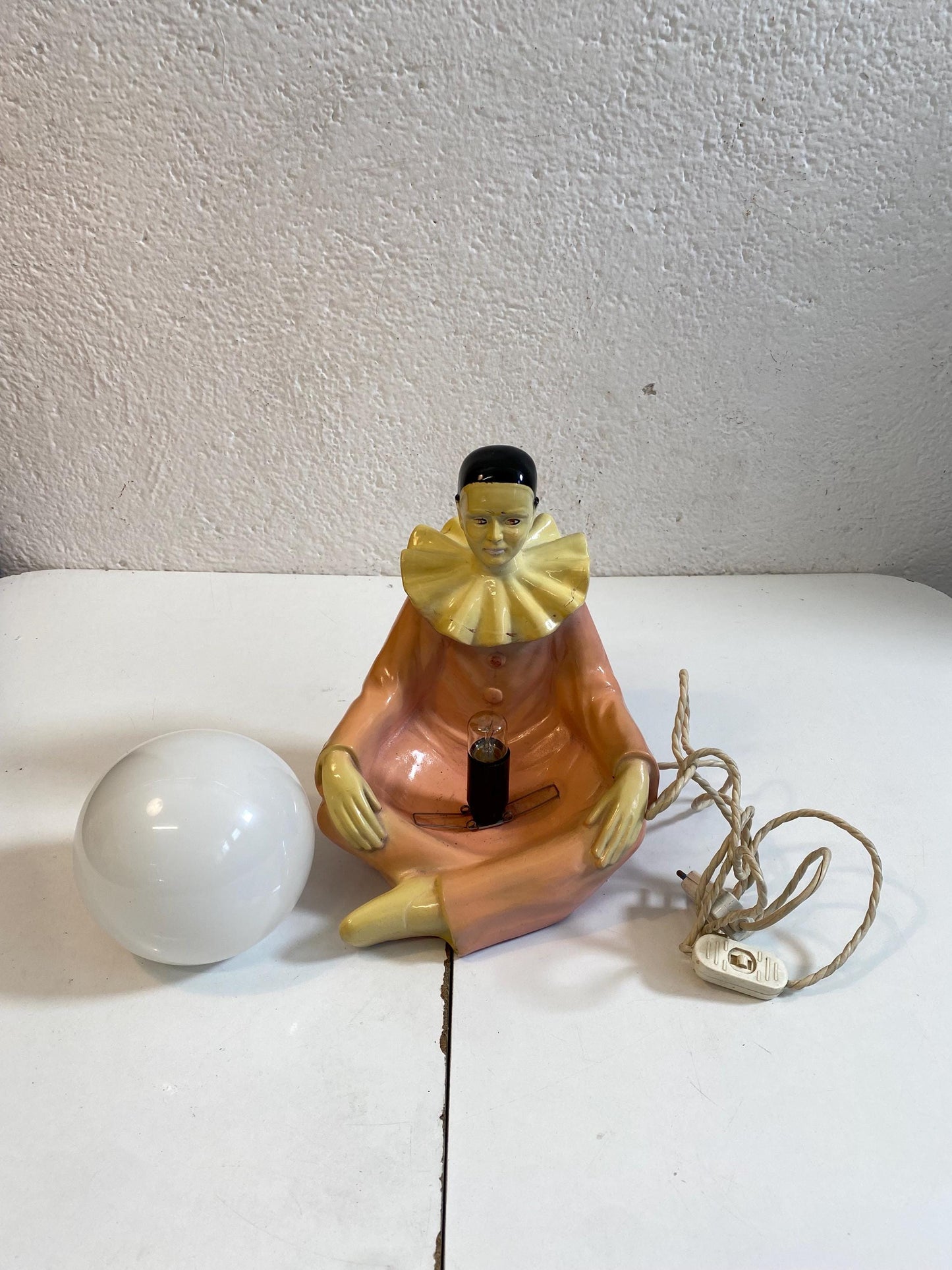 Lampada vintage Pierrot in ceramica con sfera luminosa  26x22 cm  Lampada da tavolo anni 60 stile Art Deco