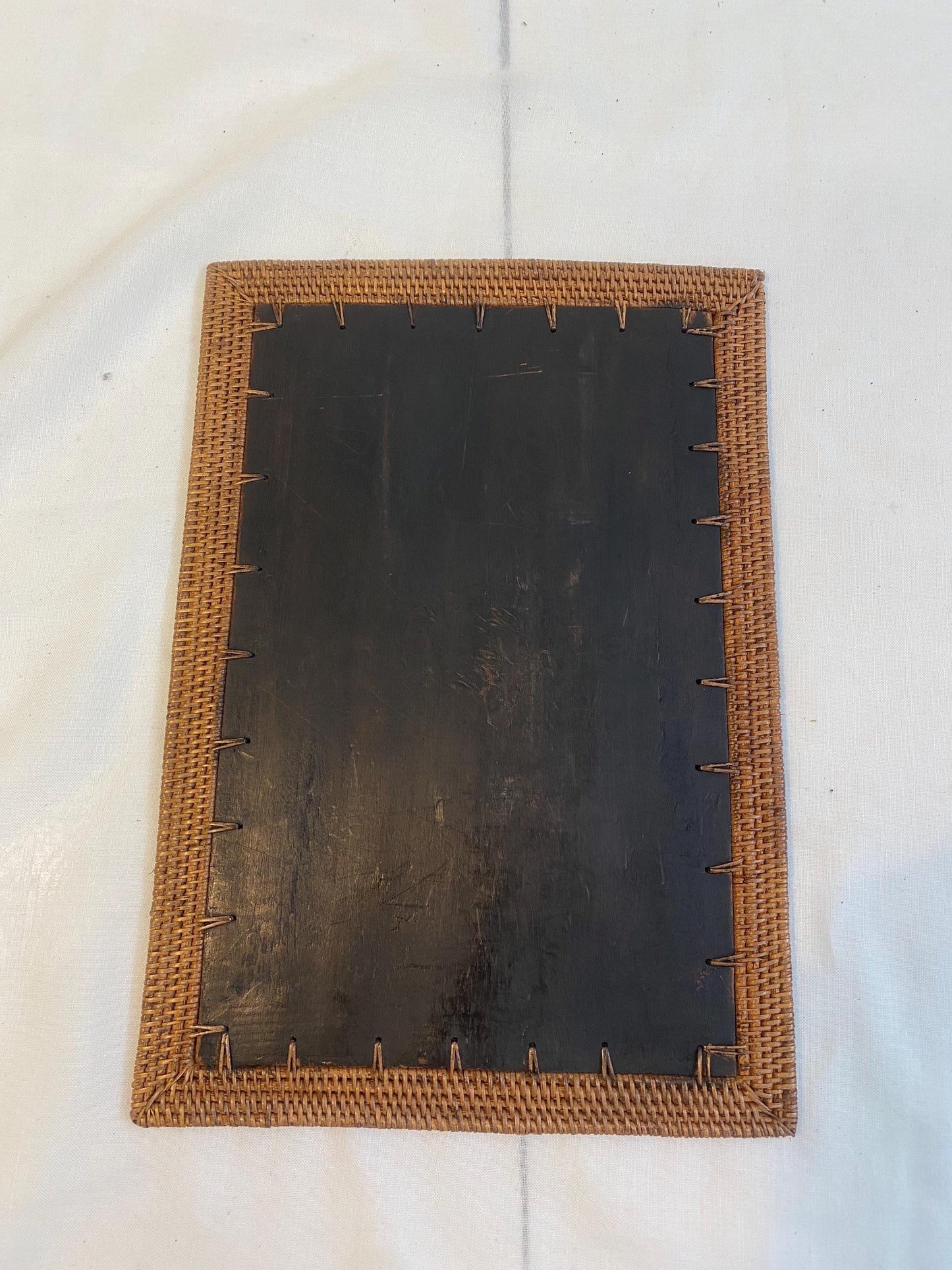 Pannello etnico da parete con moneta asiatica, legno intarsiato a mano con madreperla e bordo in rattan 34x23 cm