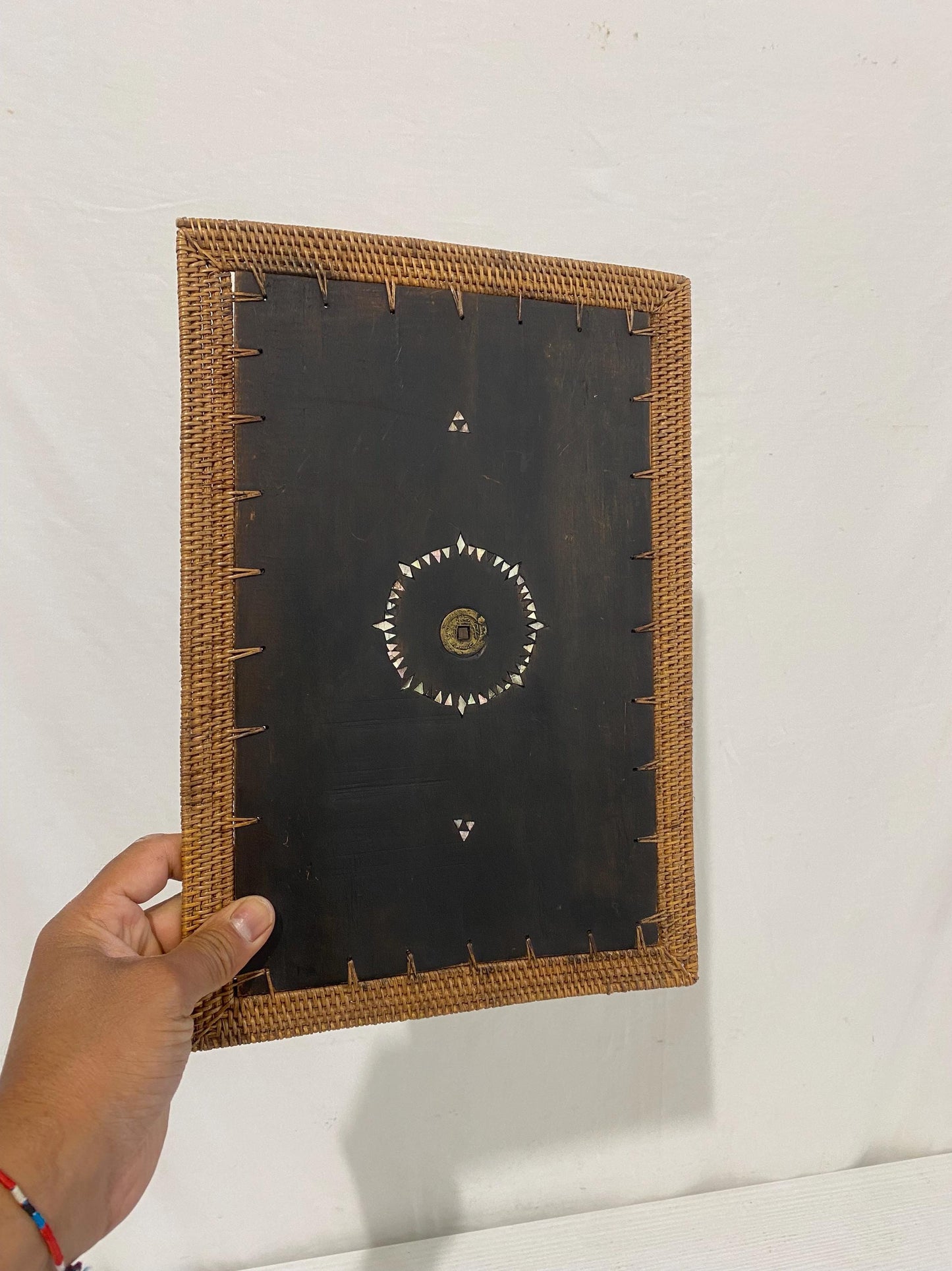 Pannello etnico da parete con moneta asiatica, legno intarsiato a mano con madreperla e bordo in rattan 34x23 cm
