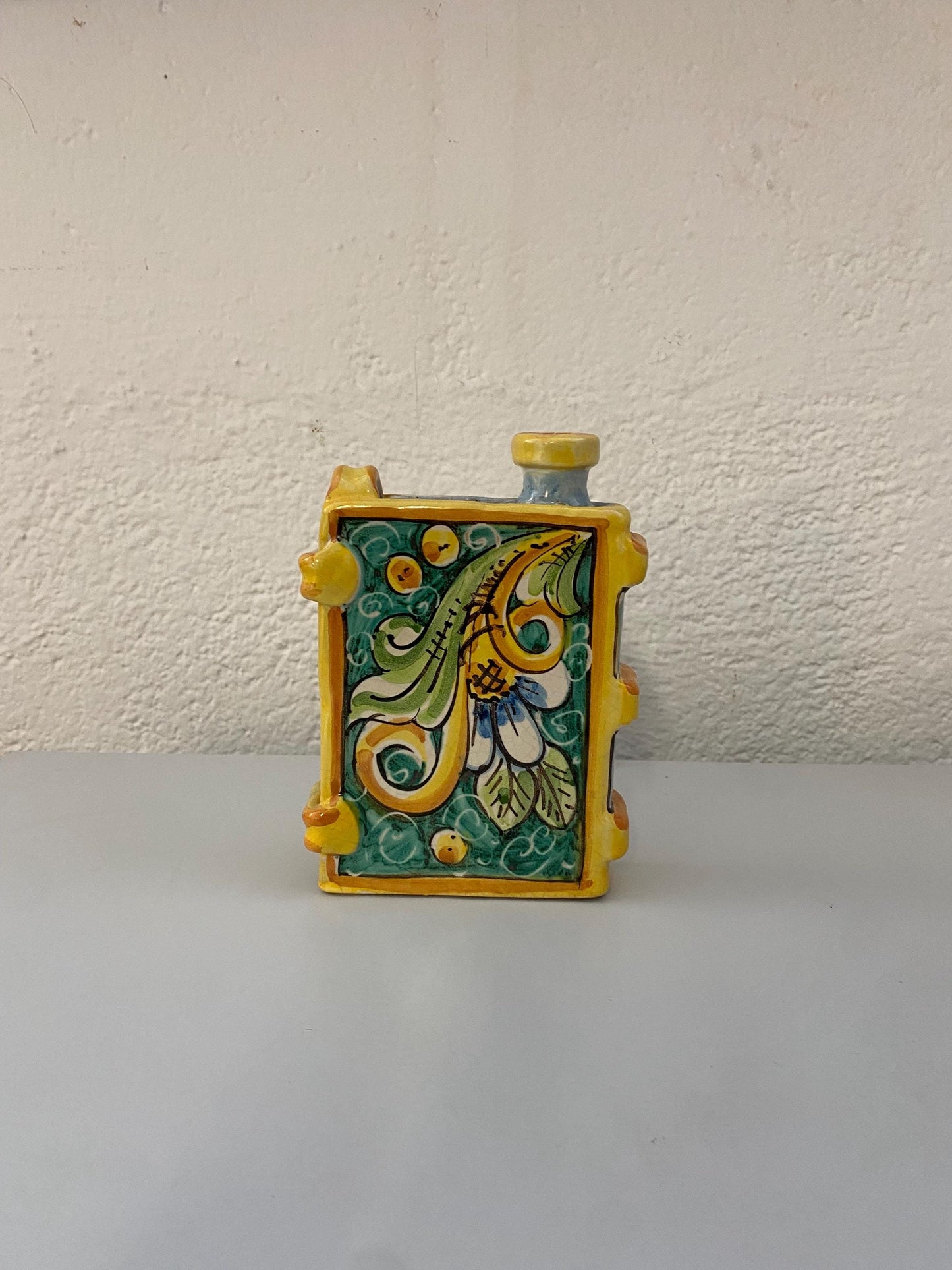 Fiaschetta vintage in ceramica a forma di libro  Dipinta a mano Deruta  17,5x12,5x4,5 cm