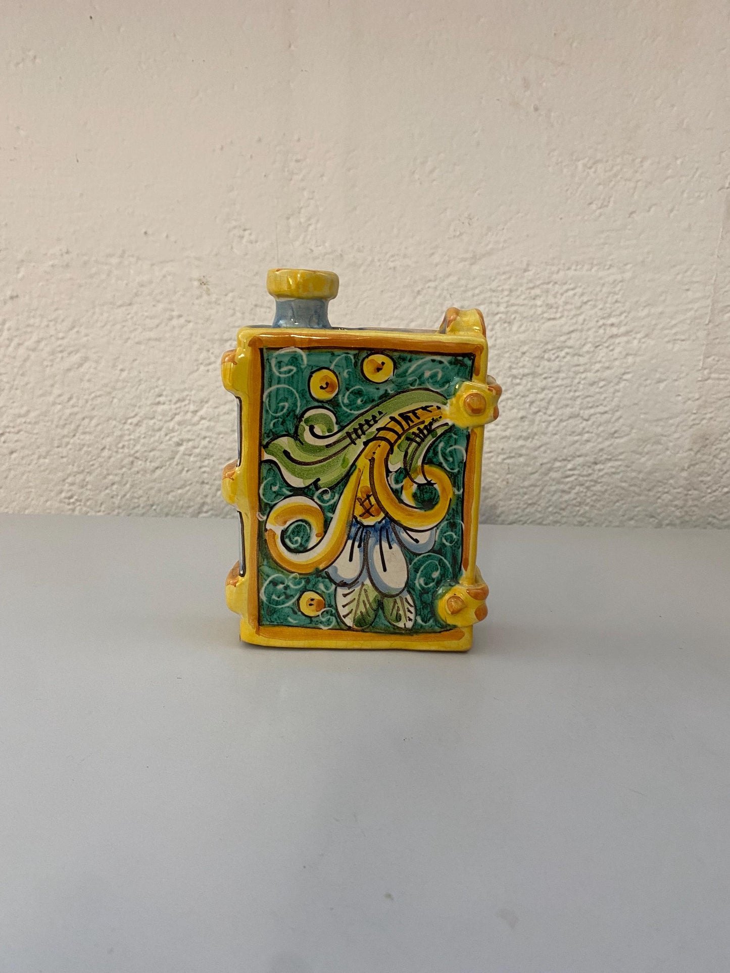 Fiaschetta vintage in ceramica a forma di libro  Dipinta a mano Deruta  17,5x12,5x4,5 cm
