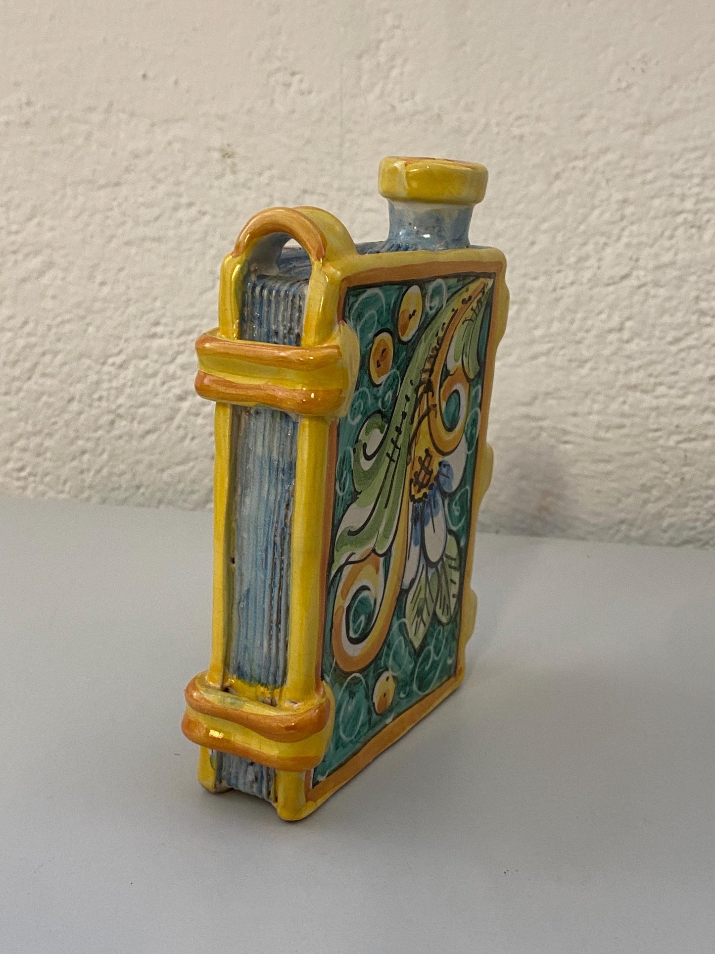 Fiaschetta vintage in ceramica a forma di libro  Dipinta a mano Deruta  17,5x12,5x4,5 cm