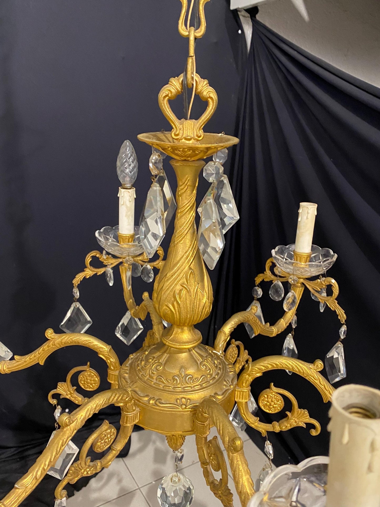 Lampadario Vintage in Ottone a 6 Luci con Gocce di Cristallo  68x48 cm, Stile Barocco Elegante