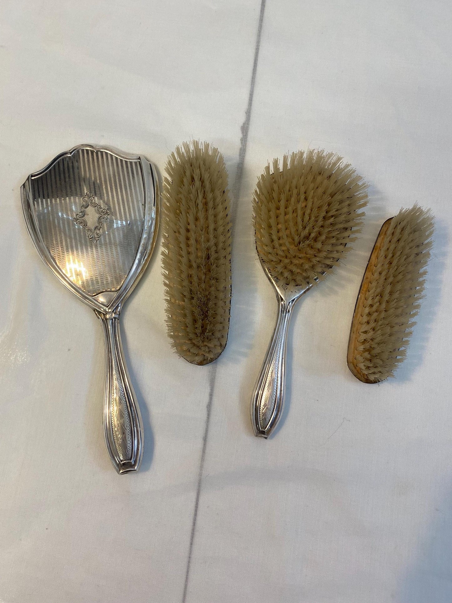 Set da toilette vintage in argento 800 punzonato  Specchio e spazzole incise  Eleganza Art Déco da collezione
