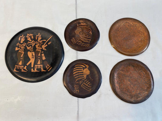 Set 5 piatti decorativi in rame a tema egizio  incisioni faraoniche  vintage orientale per parete o collezione
