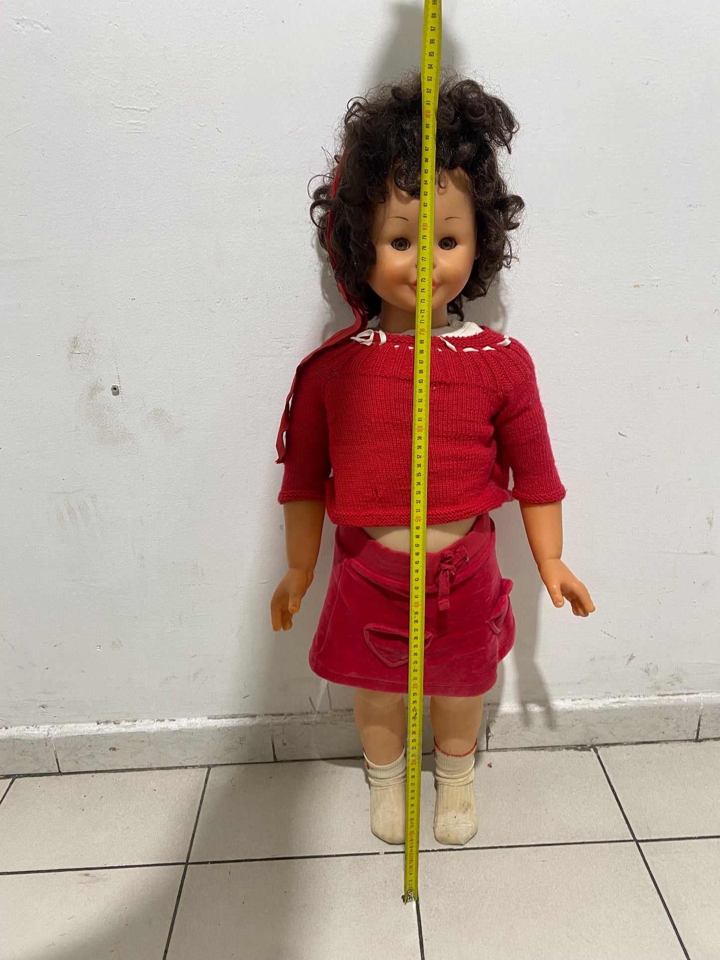 Bambola vintage italiana anni '70 90cm  Occhi mobili, capelli ricci, vestito rosso  Rara da collezione retro